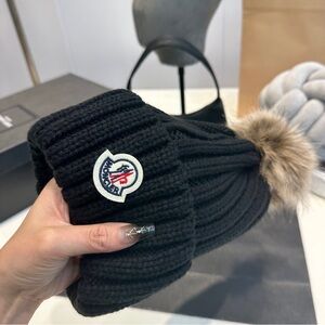 Moncler Ribbed Black Hat with Fur Pom Fashion❤️🎉🎉